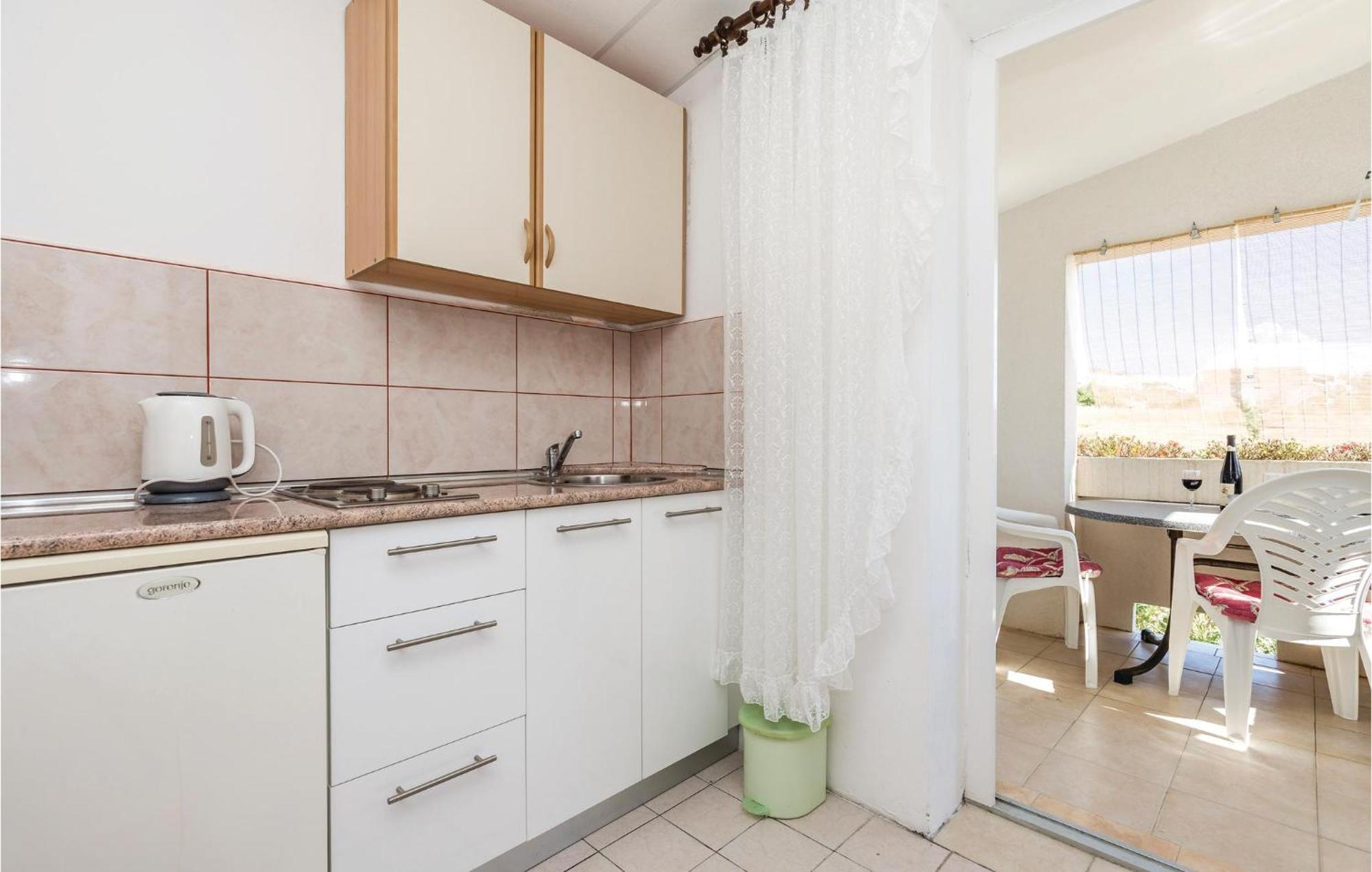 Awesome Apartment In Dinjiska With Kitchen 외부 사진