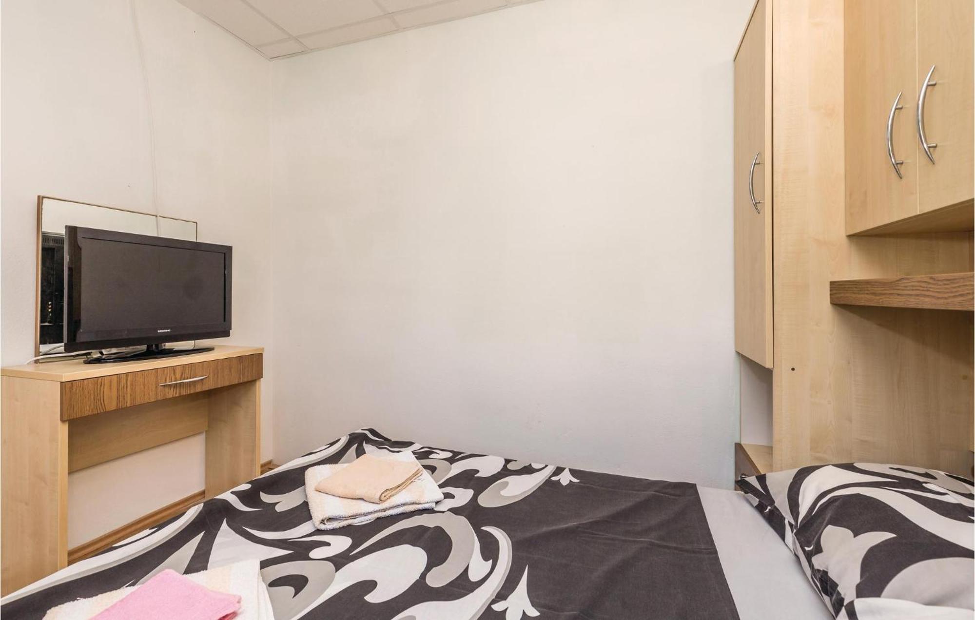 Awesome Apartment In Dinjiska With Kitchen 외부 사진