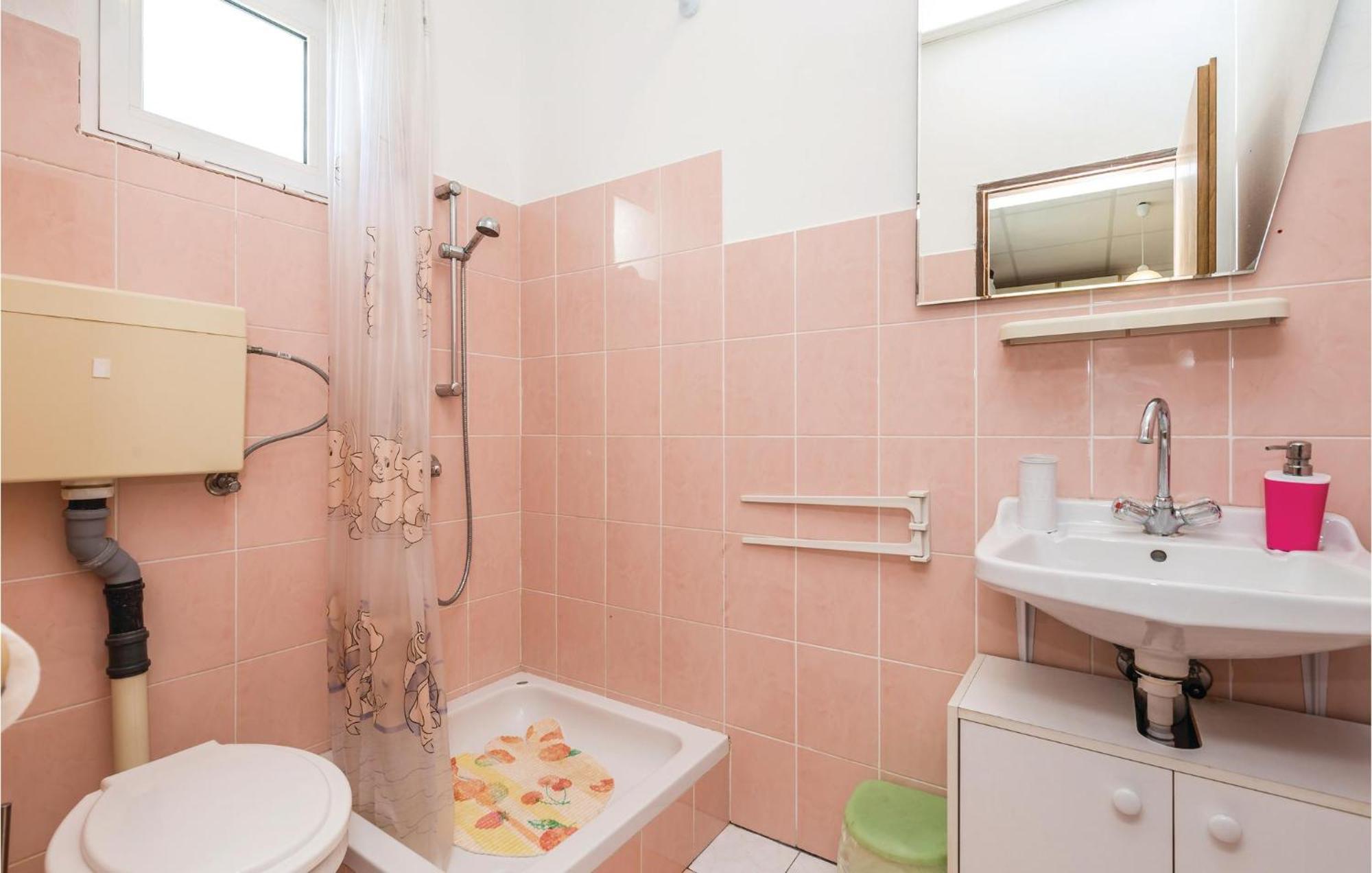 Awesome Apartment In Dinjiska With Kitchen 외부 사진